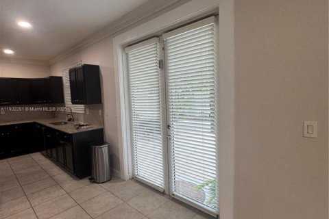 Villa ou maison à louer à Miami, Floride: 4 chambres, 286.14 m2 № 1955855 - photo 18