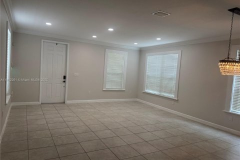 Villa ou maison à louer à Miami, Floride: 4 chambres, 286.14 m2 № 1955855 - photo 3