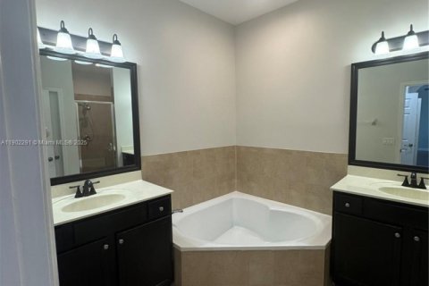 Villa ou maison à louer à Miami, Floride: 4 chambres, 286.14 m2 № 1955855 - photo 24