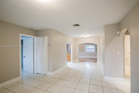 Снять в аренду виллу или дом в Маргит, Флорида 4 спальни, 136.19м2, № 2002126 - фото 4