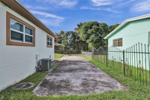 House in Miami, Florida 4 bedrooms, 124.86 sq.m. № 2260379 - photo 8