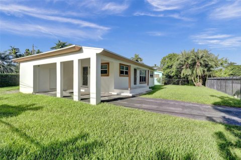 House in Miami, Florida 4 bedrooms, 124.86 sq.m. № 2260379 - photo 5