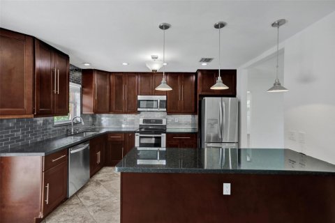 House in Miami, Florida 4 bedrooms, 124.86 sq.m. № 2260379 - photo 18