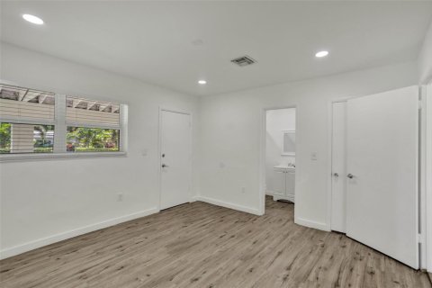House in Miami, Florida 4 bedrooms, 124.86 sq.m. № 2260379 - photo 25