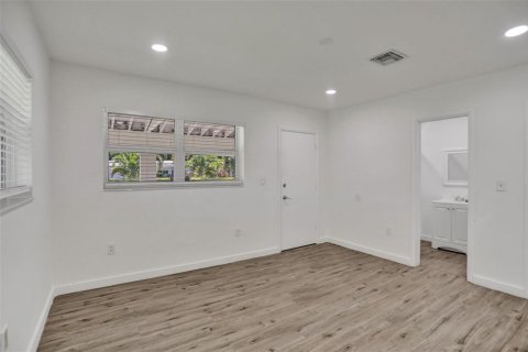 House in Miami, Florida 4 bedrooms, 124.86 sq.m. № 2260379 - photo 26