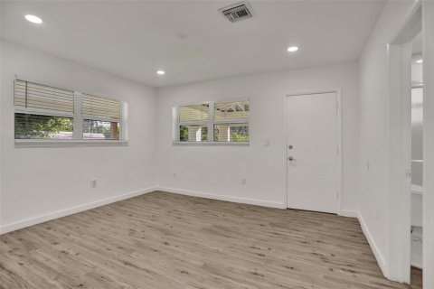 House in Miami, Florida 4 bedrooms, 124.86 sq.m. № 2260379 - photo 23