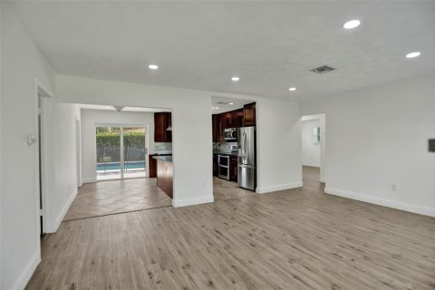 House in Miami, Florida 4 bedrooms, 124.86 sq.m. № 2260379 - photo 10