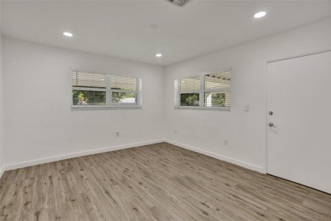 House in Miami, Florida 4 bedrooms, 124.86 sq.m. № 2260379 - photo 24