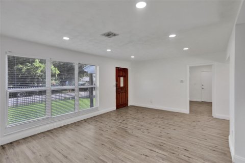 House in Miami, Florida 4 bedrooms, 124.86 sq.m. № 2260379 - photo 12