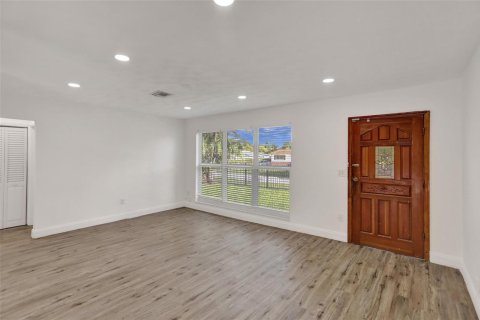 House in Miami, Florida 4 bedrooms, 124.86 sq.m. № 2260379 - photo 14