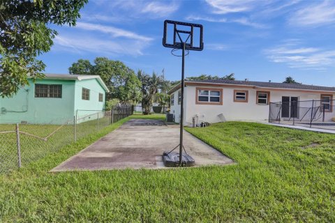 House in Miami, Florida 4 bedrooms, 124.86 sq.m. № 2260379 - photo 9