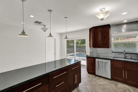 House in Miami, Florida 4 bedrooms, 124.86 sq.m. № 2260379 - photo 21