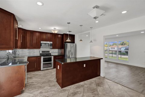 House in Miami, Florida 4 bedrooms, 124.86 sq.m. № 2260379 - photo 17