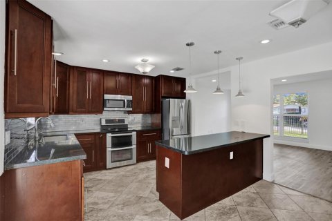 House in Miami, Florida 4 bedrooms, 124.86 sq.m. № 2260379 - photo 19