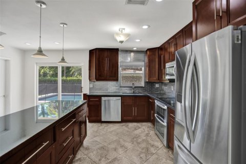 House in Miami, Florida 4 bedrooms, 124.86 sq.m. № 2260379 - photo 22
