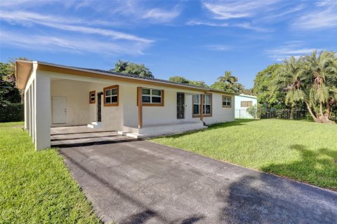 House in Miami, Florida 4 bedrooms, 124.86 sq.m. № 2260379 - photo 6