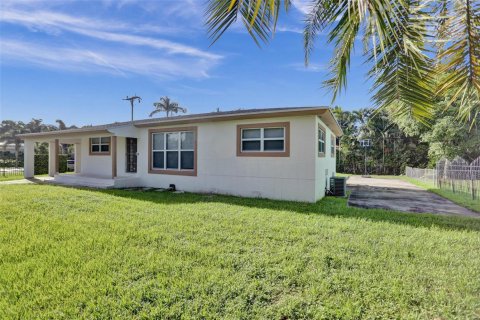 House in Miami, Florida 4 bedrooms, 124.86 sq.m. № 2260379 - photo 7