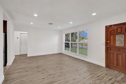 House in Miami, Florida 4 bedrooms, 124.86 sq.m. № 2260379 - photo 13