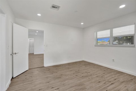 House in Miami, Florida 4 bedrooms, 124.86 sq.m. № 2260379 - photo 28