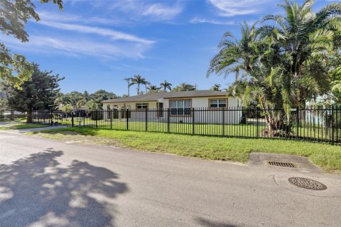 House in Miami, Florida 4 bedrooms, 124.86 sq.m. № 2260379 - photo 4