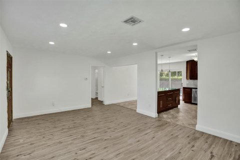 House in Miami, Florida 4 bedrooms, 124.86 sq.m. № 2260379 - photo 11