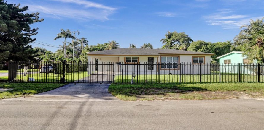 House in Miami, Florida 4 bedrooms, 124.86 sq.m. № 2260379