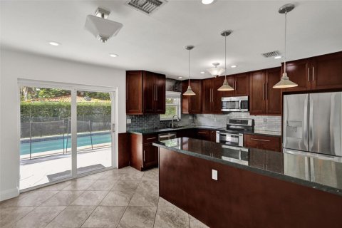 House in Miami, Florida 4 bedrooms, 124.86 sq.m. № 2260379 - photo 16