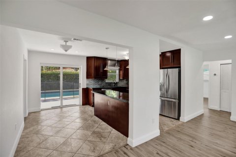 House in Miami, Florida 4 bedrooms, 124.86 sq.m. № 2260379 - photo 15
