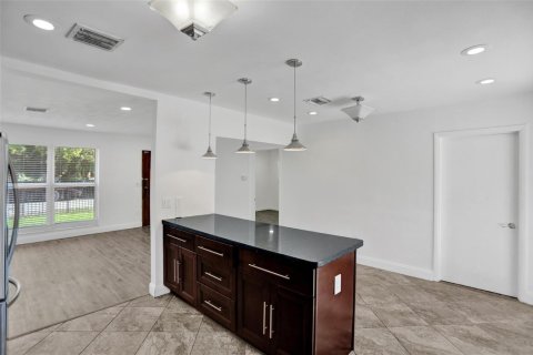 House in Miami, Florida 4 bedrooms, 124.86 sq.m. № 2260379 - photo 20