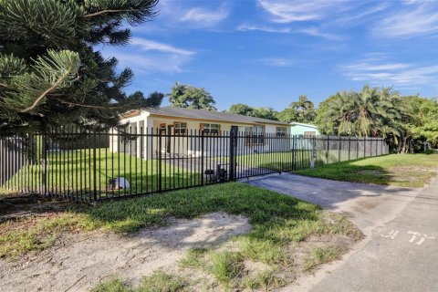 House in Miami, Florida 4 bedrooms, 124.86 sq.m. № 2260379 - photo 3