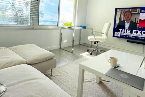 Copropriété à louer à Miami Beach, Floride: 1 chambre, 77.76 m2 № 1862634 - photo 2