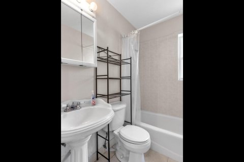 House in Hollywood, Florida 3 bedrooms, 152.17 sq.m. № 2392653 - photo 9