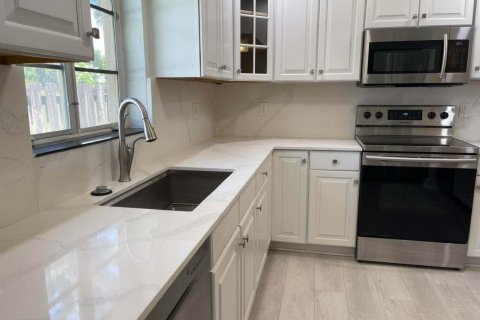 House in Hollywood, Florida 3 bedrooms, 152.17 sq.m. № 2392653 - photo 8