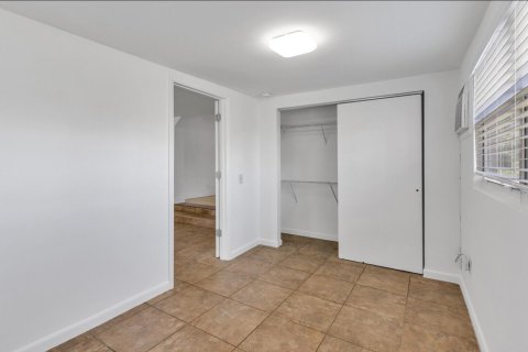 House in Hollywood, Florida 3 bedrooms, 152.17 sq.m. № 2392653 - photo 16