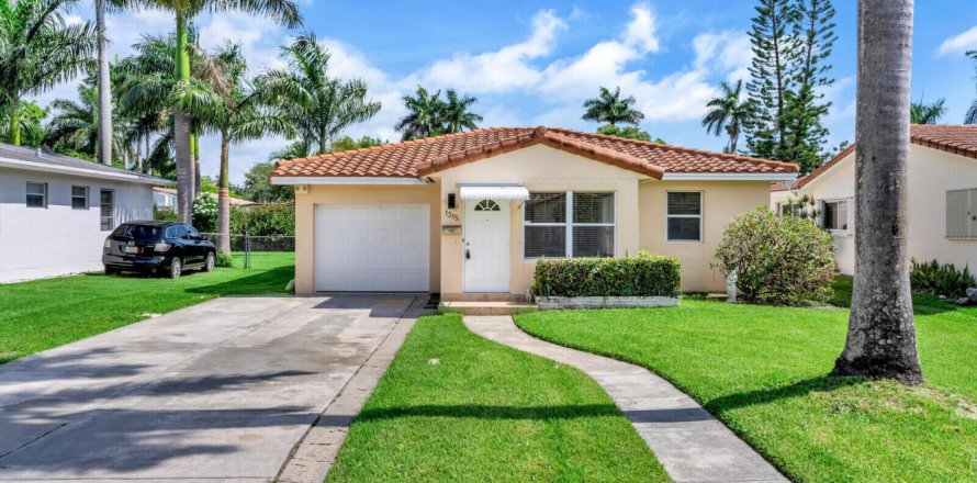 House in Hollywood, Florida 3 bedrooms, 152.17 sq.m. № 2392653