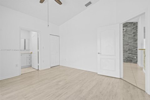House in Miami, Florida 3 bedrooms, 115.57 sq.m. № 1708824 - photo 21