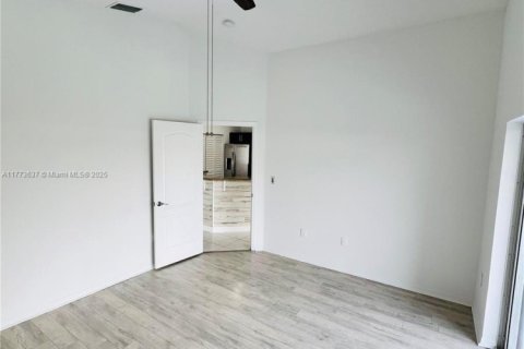 House in Miami, Florida 3 bedrooms, 115.57 sq.m. № 1708824 - photo 8
