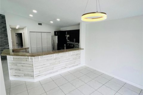 House in Miami, Florida 3 bedrooms, 115.57 sq.m. № 1708824 - photo 6