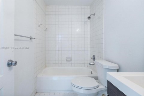 House in Miami, Florida 3 bedrooms, 115.57 sq.m. № 1708824 - photo 29