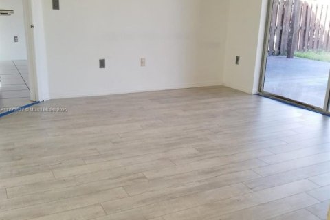 House in Miami, Florida 3 bedrooms, 115.57 sq.m. № 1708824 - photo 14