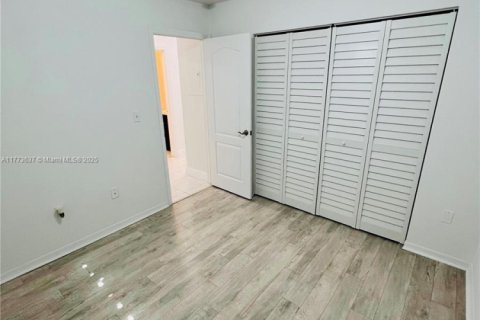 House in Miami, Florida 3 bedrooms, 115.57 sq.m. № 1708824 - photo 16