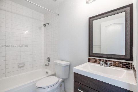 House in Miami, Florida 3 bedrooms, 115.57 sq.m. № 1708824 - photo 30