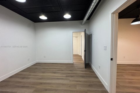 Купить коммерческую недвижимость в Майами, Флорида № 2054578 - фото 3