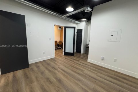 Купить коммерческую недвижимость в Майами, Флорида № 2054578 - фото 2