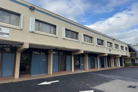 Купить коммерческую недвижимость в Майами, Флорида № 2054578 - фото 1