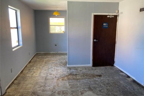 Commercial property in South Daytona, Florida № 1366483 - photo 12