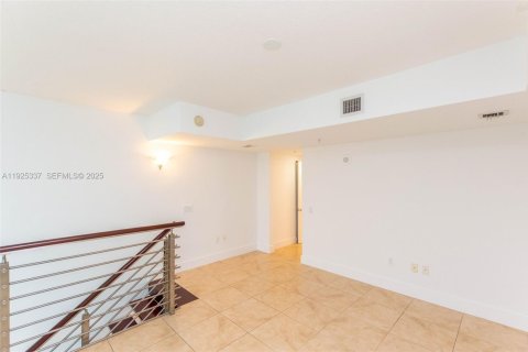 Condominio en venta en Miami, Florida, 1 dormitorio, 91.69 m2 № 1990262 - foto 23