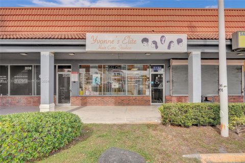 Commercial property in Miramar, Florida № 1937902 - photo 9