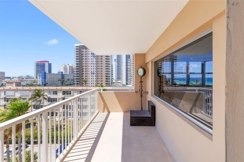 Condominio en venta en Hallandale Beach, Florida, 2 dormitorios, 124.49 m2 № 2020231 - foto 19