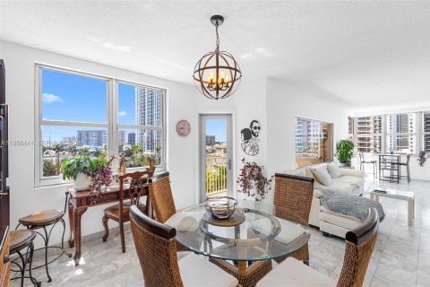 Condominio en venta en Hallandale Beach, Florida, 2 dormitorios, 124.49 m2 № 2020231 - foto 9